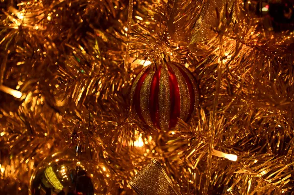 Renkli süslemelerle Noel ağaçlarının yakın çekimi. Şenlik dekorasyonu. Süs eşyalarıyla dolu. Kış mevsimi, kış festivali. Noel kutlaması, Xmas kutlaması. Arkaplan kullanımı için.