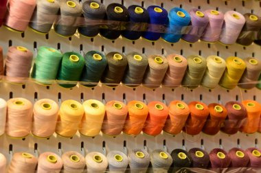 Dikiş ipliklerinin yakın görüntüsü. Çok renkli iplikler var. Arkaplan kullanımı için.