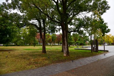 Osaka Şatosu 'nun sonbaharda yağmurlu bir günde çekilmiş bahçe sahnesi, Osaka Japonya. Japonya 'nın Kansai bölgesinde önemli bir turistik ilgi merkezi. Seyahat konsepti. Sonbahar doğa kavramı.