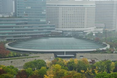 Osaka Kalesi 'nin sonbaharda yağmurlu bir günde Osaka, Japonya' dan en iyi manzarası. Japonya 'nın Kansai bölgesinde önemli bir turistik ilgi merkezi. Seyahat konsepti. Japon şehir manzarası.