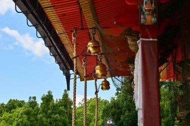 Japonya 'nın Kyoto kentindeki kiyomizu-dera tapınağında asılı duran altın çanların yakın çekimi. Japonya 'nın Kansai bölgesinde önemli bir turistik ilgi merkezi. Japonya 'nın ünlü tarihi mimarisi.