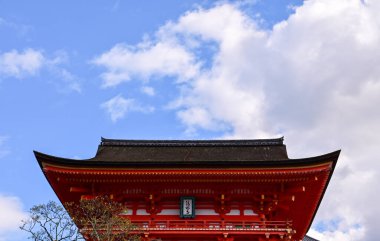 Japonya, Kyoto 'daki kiyomizu-dera tapınağının girişine yakın operasyon. Japonya 'nın Kansai bölgesinde önemli bir turistik ilgi merkezi. Japonya 'nın ünlü tarihi mimarisi. Çeviri: kiyomizu-dera Tapınağı 
