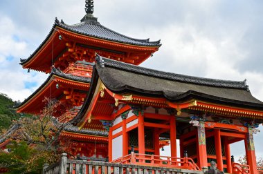 Japonya 'nın Kyoto kentindeki kiyomizu-dera tapınağı manzarası. Japonya 'nın Kansai bölgesinde önemli bir turistik ilgi merkezi. Japonya 'nın ünlü tarihi mimarisi. Soyut inşa ediliyor. Seyahat kavramı