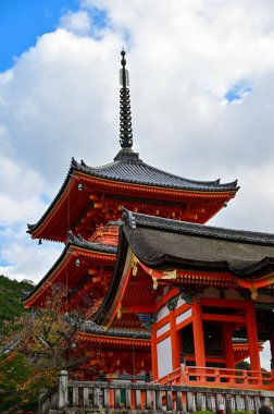 Japonya 'nın Kyoto kentindeki kiyomizu-dera tapınağı manzarası. Japonya 'nın Kansai bölgesinde önemli bir turistik ilgi merkezi. Japonya 'nın ünlü tarihi mimarisi. Soyut inşa ediliyor. Seyahat kavramı