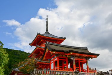 Japonya 'nın Kyoto kentindeki kiyomizu-dera tapınağı manzarası. Japonya 'nın Kansai bölgesinde önemli bir turistik ilgi merkezi. Japonya 'nın ünlü tarihi mimarisi. Soyut inşa ediliyor. Seyahat kavramı