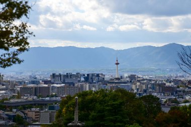 Kyoto şehrinin manzarası mavi gökyüzü ve Japonya 'nın Kyoto kentindeki kiyomizu-dera tapınağındaki ağaçlarla yükseliyor. Japonya 'nın Kansai bölgesinde önemli bir turistik ilgi merkezi. Seyahat konsepti. Japon şehir manzarası.