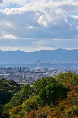 Kyoto şehrinin manzarası mavi gökyüzü ve Japonya 'nın Kyoto kentindeki kiyomizu-dera tapınağındaki ağaçlarla yükseliyor. Japonya 'nın Kansai bölgesinde önemli bir turistik ilgi merkezi. Seyahat konsepti. Japon şehir manzarası.