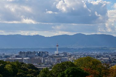 Kyoto şehrinin manzarası mavi gökyüzü ve Japonya 'nın Kyoto kentindeki kiyomizu-dera tapınağındaki ağaçlarla yükseliyor. Japonya 'nın Kansai bölgesinde önemli bir turistik ilgi merkezi. Seyahat konsepti. Japon şehir manzarası.