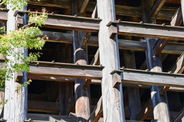 Japonya, Kyoto 'daki ağaçlarla kiyomizu-dera tapınağının yapısına yakın çekim. Japonya 'nın Kansai bölgesinde önemli bir turistik ilgi merkezi. Japonya 'nın ünlü tarihi mimarisi. Soyut inşa ediliyor. Seyahat kavramı