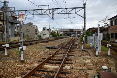 Arashiyamn, Kyoto 'daki tren istasyonu, bulutlu gökyüzü, Japonya ulaşım sistemi. Seyahat kavramı.