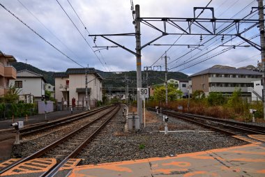 Arashiyamn, Kyoto 'daki tren istasyonu, bulutlu gökyüzü, Japonya ulaşım sistemi. Seyahat kavramı.