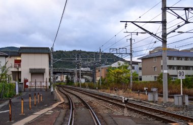 Arashiyamn, Kyoto 'daki tren istasyonu, bulutlu gökyüzü, Japonya ulaşım sistemi. Seyahat kavramı.