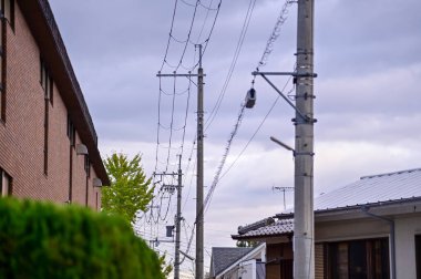 Elektrik direğinin manzarası, elektrik kabloları, Japonya, Kyoto 'daki caddede elektrik direği.. 