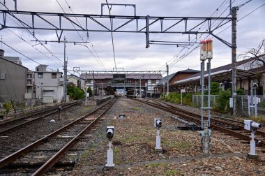 Arashiyamn, Kyoto 'daki tren istasyonu, bulutlu gökyüzü, Japonya ulaşım sistemi. Seyahat kavramı.