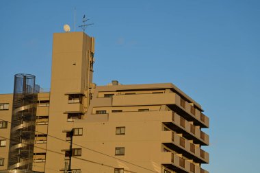 Japonya 'nın Kyoto kentindeki çatı katındaki TV Doğa Anteni Alıcısı' na yakın çekim. Japonya 'da sokak manzarası.