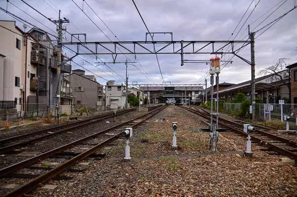 Arashiyamn, Kyoto 'daki tren istasyonu, bulutlu gökyüzü, Japonya ulaşım sistemi. Seyahat kavramı.