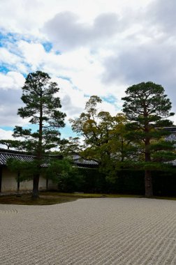 Sonbaharda Tenryuji Tapınağı 'nın bahçe sahnesi. Japonya 'daki ünlü tapınak. Tenryuji Tapınağı Kyoto 'da geleneksel bir Japon tapınağıdır. Sonbahar ve bahçe manzarası. Doğa ve Seyahat kavramı.