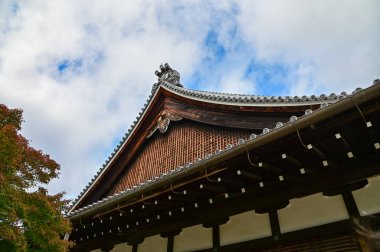 Japonya, Kyoto 'daki Tenryuji Tapınağı' nın çatısında ağaçlarla çevrili. Çatı kiremit deseni. Japonya 'nın Kansai bölgesinde önemli bir turistik ilgi merkezi. Japonya 'nın ünlü tarihi mimarisi. Bina yapısı.