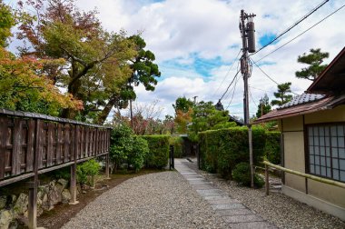 Japonya 'nın sonbaharda Nonomiya Tapınağı' nın gardern manzarası. Arashiyama bölgesinde, bambu ormanına yakın bir Shinto tapınağı. Doğa ve seyahat kavramı. 
