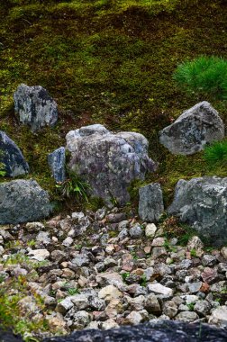 Japonya, Kyoto 'daki Togetsukyo Köprüsü' nden sonbaharda Katsura Nehri manzarası. Kyoto 'nun batı tepelerinde güzel manzaralı bir yer. Doğa ve seyahat kavramı.