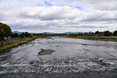 Japonya, Kyoto 'daki Togetsukyo Köprüsü' nden sonbaharda Katsura Nehri manzarası. Kyoto 'nun batı tepelerinde güzel manzaralı bir yer. Doğa ve seyahat kavramı.