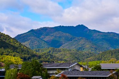 Japonya, Kyoto 'daki Togetsukyo Köprüsü' nden sonbaharda Katsura Nehri manzarası. Kyoto 'nun batı tepelerinde güzel manzaralı bir yer. Doğa ve seyahat kavramı.