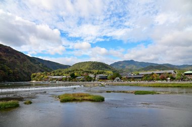 Japonya, Kyoto 'daki Togetsukyo Köprüsü' nden sonbaharda Katsura Nehri manzarası. Kyoto 'nun batı tepelerinde güzel manzaralı bir yer. Doğa ve seyahat kavramı.