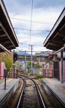 Arashiyamn, Kyoto 'daki tren istasyonu, bulutlu gökyüzü, Japonya ulaşım sistemi. Seyahat kavramı.