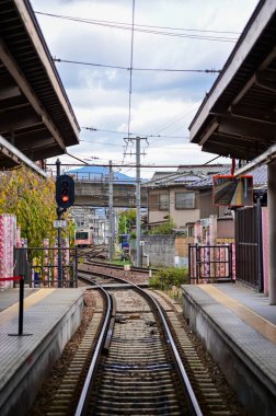 Arashiyamn, Kyoto 'daki tren istasyonu, bulutlu gökyüzü, Japonya ulaşım sistemi. Seyahat kavramı.