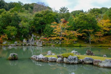 Sonbaharda Tenryuji Tapınağı 'nın bahçe sahnesi. Japonya 'daki ünlü tapınak. Tenryuji Tapınağı Kyoto 'da geleneksel bir Japon tapınağıdır. Sonbahar ve bahçe manzarası. Doğa ve Seyahat kavramı.