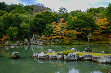 Sonbaharda Tenryuji Tapınağı 'nın bahçe sahnesi. Japonya 'daki ünlü tapınak. Tenryuji Tapınağı Kyoto 'da geleneksel bir Japon tapınağıdır. Sonbahar ve bahçe manzarası. Doğa ve Seyahat kavramı.