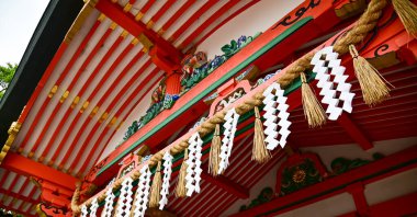 Fushimi Inari Taisha (Fushimi Inari Shrine) Japonya 'nın Kyoto kentinde popüler bir turizm merkezidir. Fushimi Inari Tapınağı mimarisi. Dış bina inşa ediliyor.