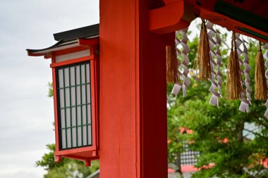 Fushimi Inari Taisha (Fushimi Inari Shrine) Japonya 'nın Kyoto kentinde popüler bir turizm merkezidir. Fushimi Inari Tapınağı mimarisi. Dış bina inşa ediliyor.