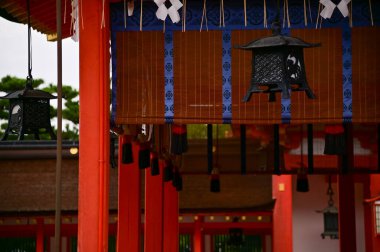 Fushimi Inari Taisha (Fushimi Inari Shrine) Japonya 'nın Kyoto kentinde popüler bir turizm merkezidir. Fushimi Inari Tapınağı mimarisi. Dış bina inşa ediliyor.