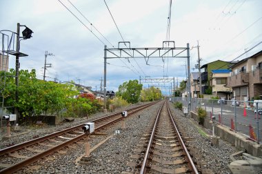 Japonya 'nın Kyoto kentindeki Fushimi Inari Taisha (Fushimi Inari Tapınağı) yakınlarındaki Fushimi Ward' daki demiryolu. Japonya 'da kırsal alanda toplu taşıma demiryolu. Doğa ve seyahat sahnesi.
