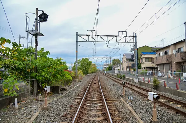 Japonya 'nın Kyoto kentindeki Fushimi Inari Taisha (Fushimi Inari Tapınağı) yakınlarındaki Fushimi Ward' daki demiryolu. Japonya 'da kırsal alanda toplu taşıma demiryolu. Doğa ve seyahat sahnesi.