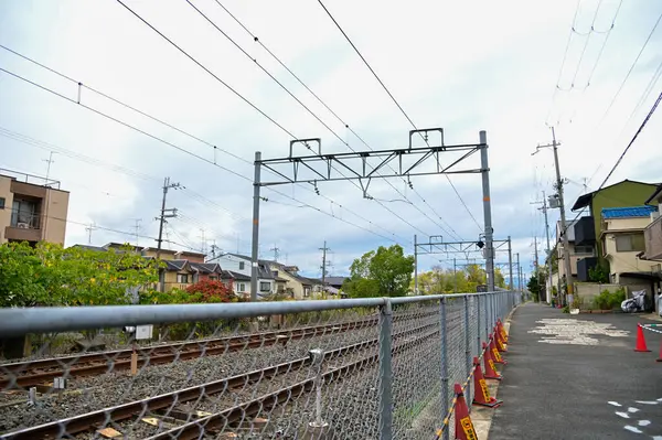 Japonya 'nın Kyoto kentindeki Fushimi Inari Taisha (Fushimi Inari Tapınağı) yakınlarındaki Fushimi Ward' daki demiryolu. Japonya 'da kırsal alanda toplu taşıma demiryolu. Doğa ve seyahat sahnesi.
