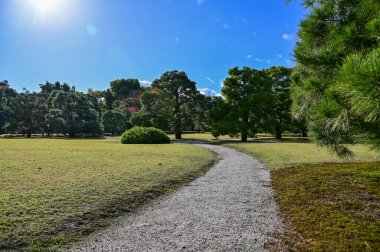 Japonya, Kyoto 'daki Nijo Şatosu' nun Japon garaj manzarası. Dünya Mirası Bölgesi, Japonya 'nın Kyoto şehrinde eski bir Japon mimarisi. Güneşli bir günde Nijo Kalesi 'nin güzelliğinin arkaplan manzarası.