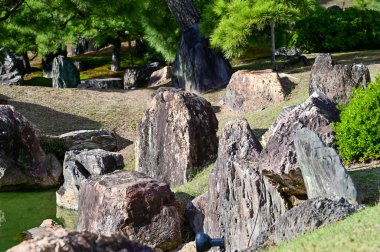 Japonya, Kyoto 'daki Nijo Şatosu' nun Japon garaj manzarası. Dünya Mirası Bölgesi, Japonya 'nın Kyoto şehrinde eski bir Japon mimarisi. Güneşli bir günde Nijo Kalesi 'nin güzelliğinin arkaplan manzarası.