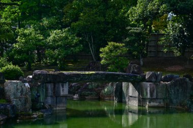 Japonya, Kyoto 'daki Nijo Şatosu' nun Japon garaj manzarası. Dünya Mirası Bölgesi, Japonya 'nın Kyoto şehrinde eski bir Japon mimarisi. Güneşli bir günde Nijo Kalesi 'nin güzelliğinin arkaplan manzarası.