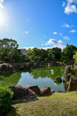 Japonya, Kyoto 'daki Nijo Şatosu' nun Japon garaj manzarası. Dünya Mirası Bölgesi, Japonya 'nın Kyoto şehrinde eski bir Japon mimarisi. Güneşli bir günde Nijo Kalesi 'nin güzelliğinin arkaplan manzarası.