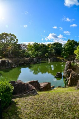 Japonya, Kyoto 'daki Nijo Şatosu' nun Japon garaj manzarası. Dünya Mirası Bölgesi, Japonya 'nın Kyoto şehrinde eski bir Japon mimarisi. Güneşli bir günde Nijo Kalesi 'nin güzelliğinin arkaplan manzarası.