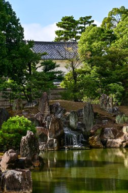Japonya, Kyoto 'daki Nijo Şatosu' nun Japon garaj manzarası. Dünya Mirası Bölgesi, Japonya 'nın Kyoto şehrinde eski bir Japon mimarisi. Güneşli bir günde Nijo Kalesi 'nin güzelliğinin arkaplan manzarası.