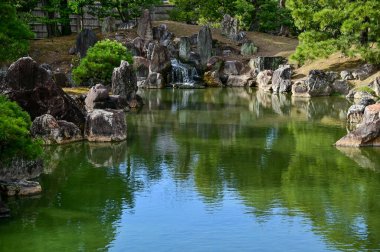 Japonya, Kyoto 'daki Nijo Şatosu' nun Japon garaj manzarası. Dünya Mirası Bölgesi, Japonya 'nın Kyoto şehrinde eski bir Japon mimarisi. Güneşli bir günde Nijo Kalesi 'nin güzelliğinin arkaplan manzarası.