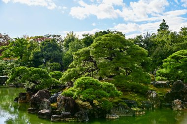 Japonya, Kyoto 'daki Nijo Şatosu' nun Japon garaj manzarası. Dünya Mirası Bölgesi, Japonya 'nın Kyoto şehrinde eski bir Japon mimarisi. Güneşli bir günde Nijo Kalesi 'nin güzelliğinin arkaplan manzarası.