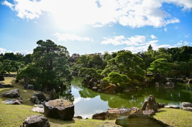 Japonya, Kyoto 'daki Nijo Şatosu' nun Japon garaj manzarası. Dünya Mirası Bölgesi, Japonya 'nın Kyoto şehrinde eski bir Japon mimarisi. Güneşli bir günde Nijo Kalesi 'nin güzelliğinin arkaplan manzarası.