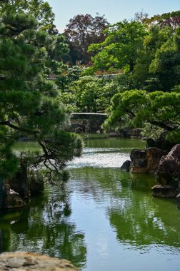 Japonya, Kyoto 'daki Nijo Şatosu' nun Japon garaj manzarası. Dünya Mirası Bölgesi, Japonya 'nın Kyoto şehrinde eski bir Japon mimarisi. Güneşli bir günde Nijo Kalesi 'nin güzelliğinin arkaplan manzarası.