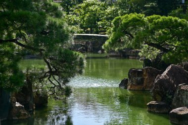 Japonya, Kyoto 'daki Nijo Şatosu' nun Japon garaj manzarası. Dünya Mirası Bölgesi, Japonya 'nın Kyoto şehrinde eski bir Japon mimarisi. Güneşli bir günde Nijo Kalesi 'nin güzelliğinin arkaplan manzarası.