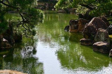 Japonya, Kyoto 'daki Nijo Şatosu' nun Japon garaj manzarası. Dünya Mirası Bölgesi, Japonya 'nın Kyoto şehrinde eski bir Japon mimarisi. Güneşli bir günde Nijo Kalesi 'nin güzelliğinin arkaplan manzarası.