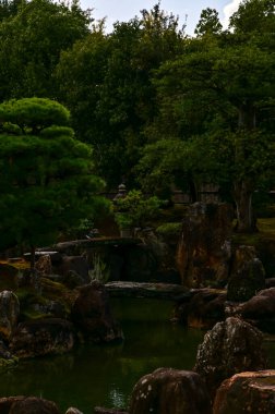 Japonya, Kyoto 'daki Nijo Şatosu' nun Japon garaj manzarası. Dünya Mirası Bölgesi, Japonya 'nın Kyoto şehrinde eski bir Japon mimarisi. Güneşli bir günde Nijo Kalesi 'nin güzelliğinin arkaplan manzarası.